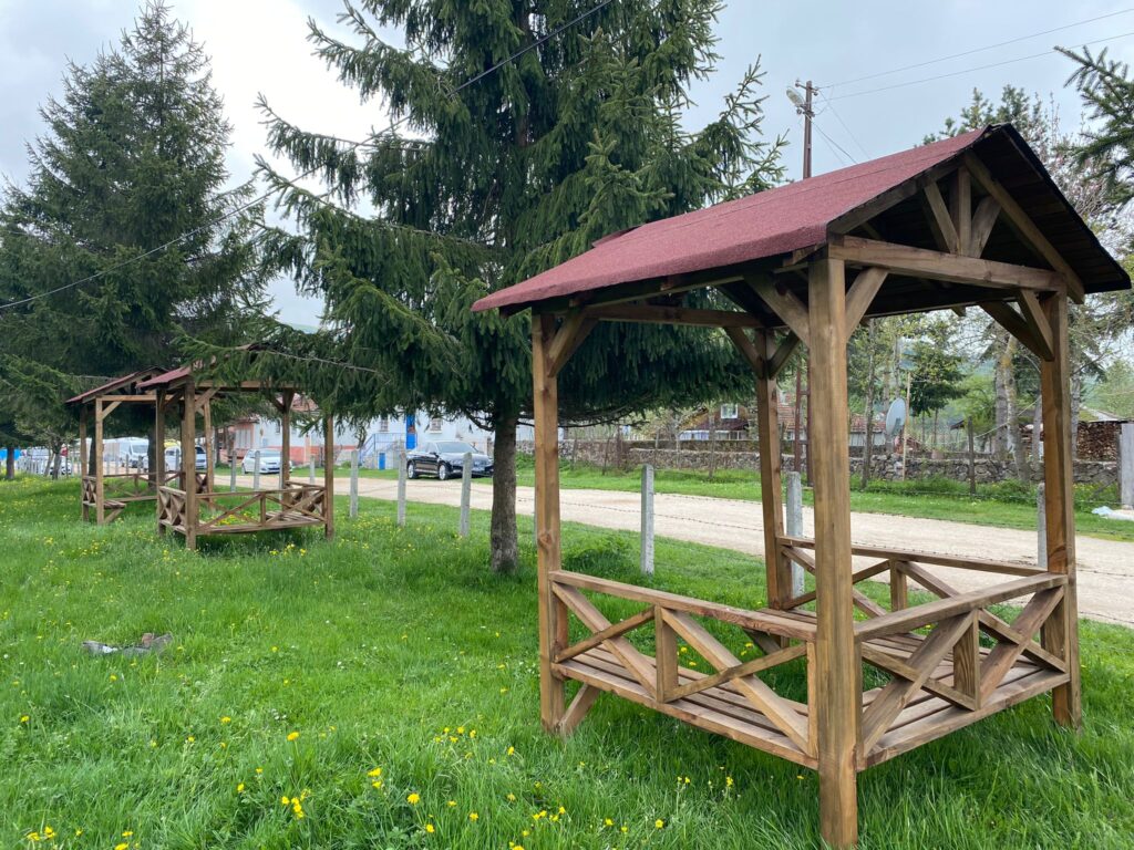 Yıllık uygulama planımızda yer alan ‘2.27.a İlçemizde turistik alanlarındaki dernek görünürlüğünü artırmak ve ilçenin turizm potansiyeline katkı sağlamak için çevre düzenleme projesi yapılması. Ekipman alınması’ faaliyeti kapsamında Aybastı Perşembe Yaylası Çamlık alana  6 adet kamelya alımı yaptık.